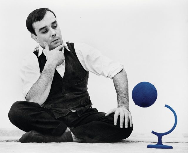 1961년, 파리 아틀리에에서 ‘Blue Globe’와 함께.