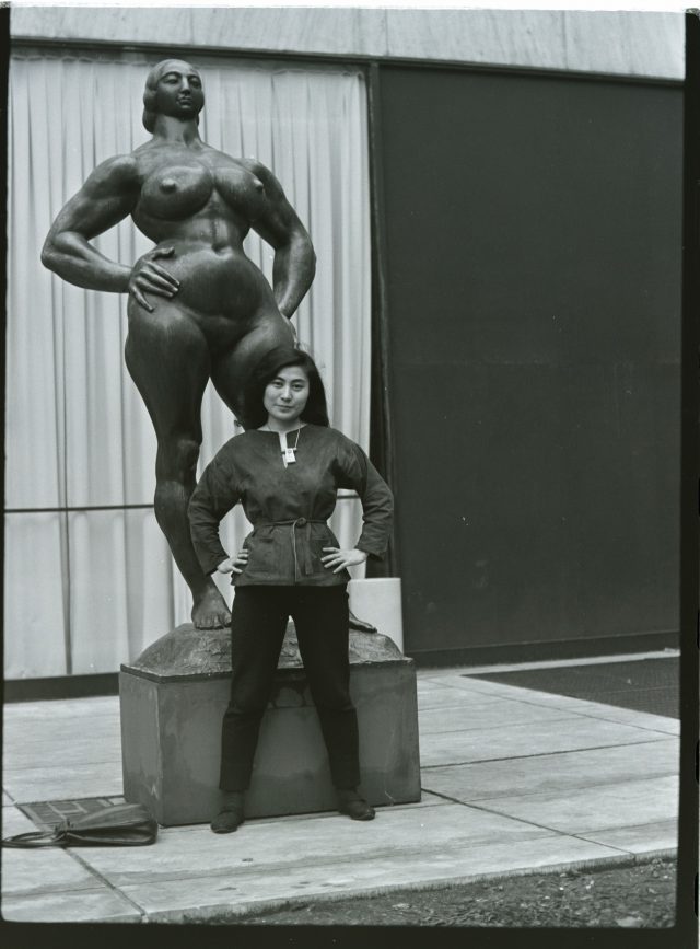 ‘Standing Woman’(1932) 앞에서 포즈를 취한 오노 요코, 1960년대.