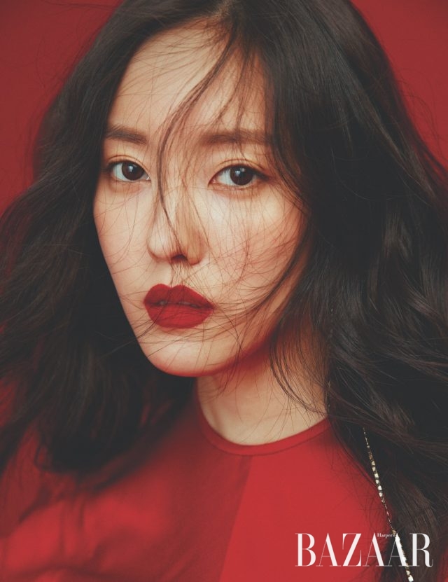 드레스는 Eudon Choi, 드롭 귀고리는 X Te.