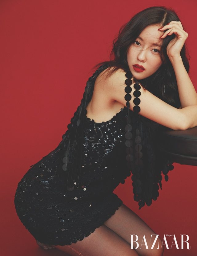 스팽글 원피스, 케이프는 모두 H&M, 드롭 귀고리는 Milton Attica, 스타킹은 스타일리스트 소장품.