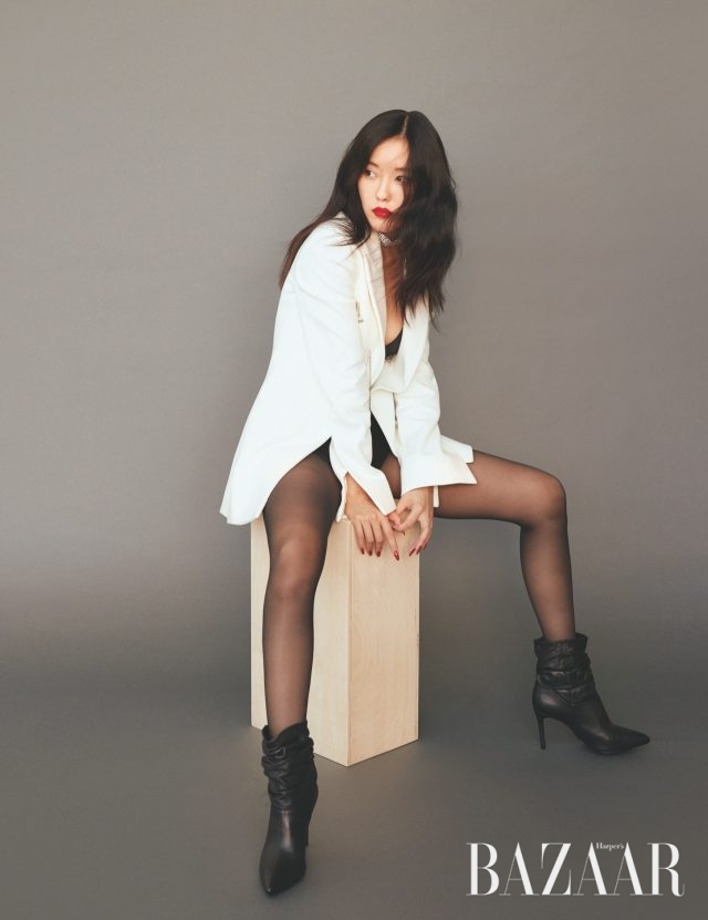 재킷은 Off-White, 초커는 H&M, 앵클부츠는 Schutz, 뷔스티에, 브리프, 스타킹은 모두 스타일리스트 소장품.