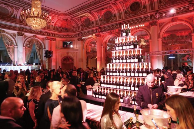 모엣 샹동 샴페인이 장식된 드링크 바.