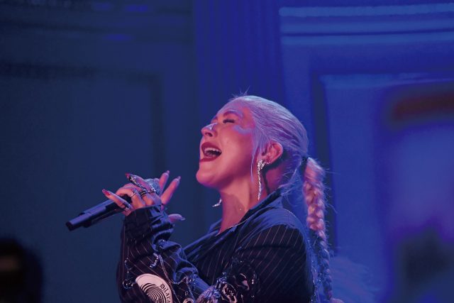 열창 중인 크리스티나 아길레라.