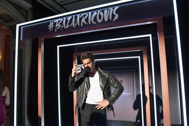 후지 필름이 마련한 포토 존에서 포착한 모델 존 코르타자레나의 모습.