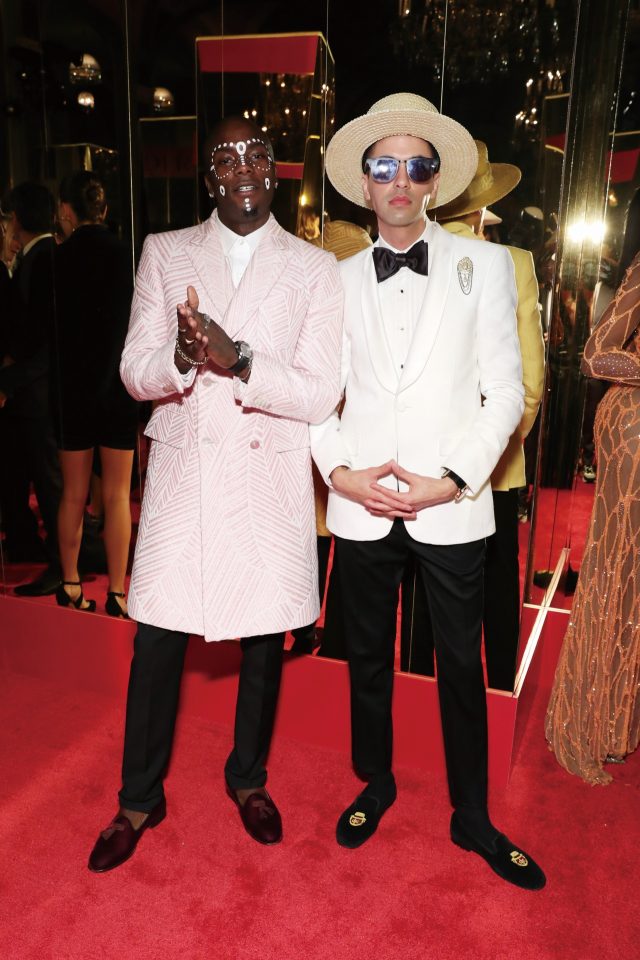 레드 카펫 위의 EDM 뮤지션 영 파리스와 DJ 캐시디.