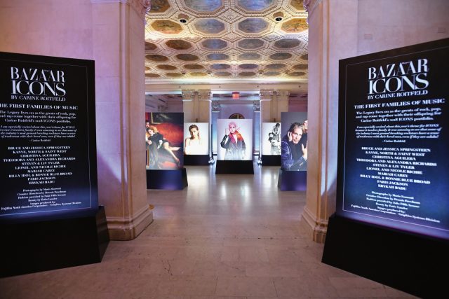 플라자 호텔 한쪽에 마련된 아이콘 화보 갤러리.