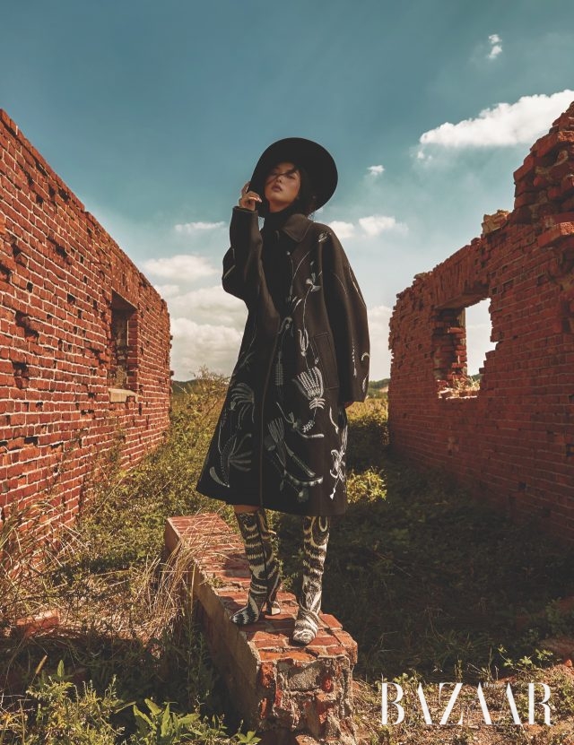 오버사이즈 코트, 터틀넥, 부츠는 모두 가격 미정으로 Dries Van Noten, 모자는 65만원대로 Maison Michel by Net-A-Porter.