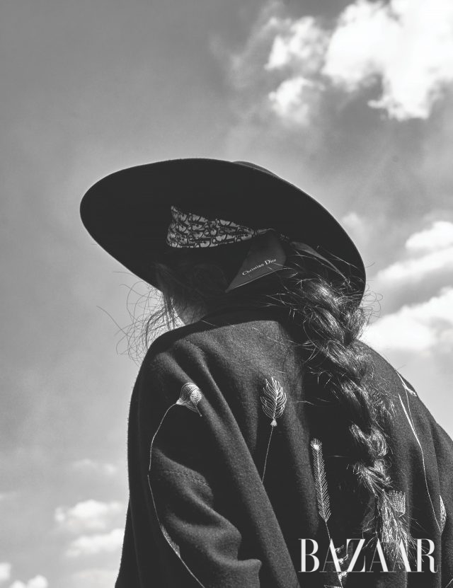 오버사이즈 코트는 가격 미정으로 Dries Van Noten, 로고 스카프는 가격 미정으로 Dior, 모자는 65만원대로 Maison Michel by Net-A-Porter.