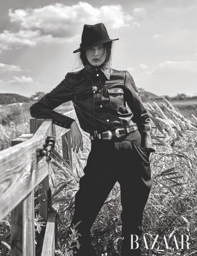 레더 셔츠는 19만9천원, 이너로 입은 톱은 3만9천원으로 모두 H&M Studio, 팬츠는 99만8천원으로 Isabel Marant, 모자는 40만원대로 Shinjeo, 목걸이는 가격 미정으로 Louis Vuitton, 벨트는 3만5천원으로 Zara.