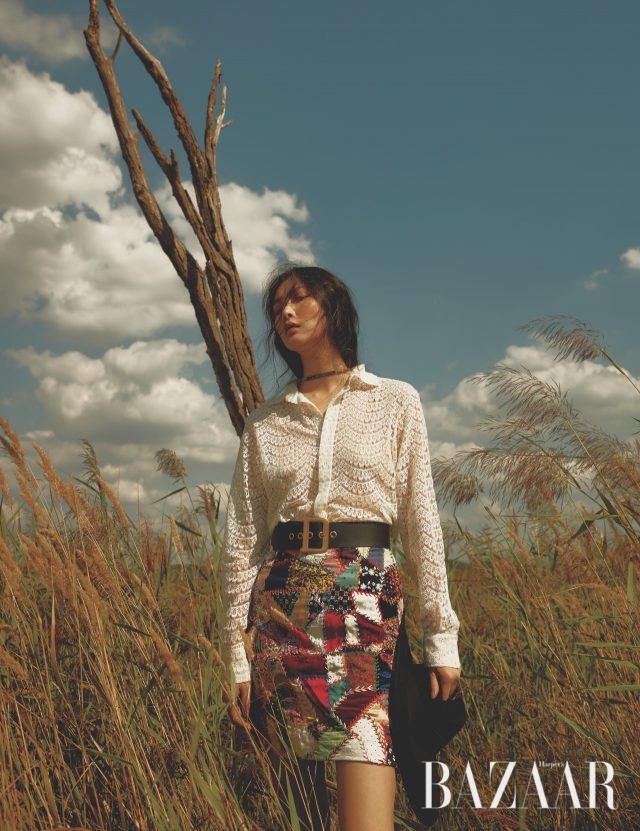 시스루 셔츠, 패치워크 스커트, 초커, D 로고 버클 벨트는 모두 가격 미정으로 Dior, 손에 든 모자는 53만원으로 Helen Kaminski.