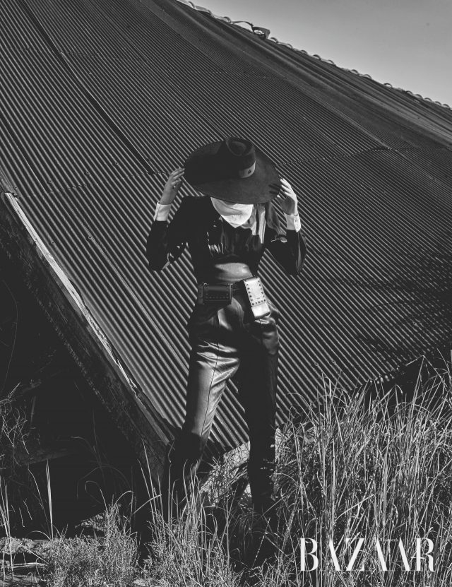 점프수트는 399만원으로 Fendi, 모자는 65만원대로 Maison Michel by Net-A-Porter, 벨트 백은 가격 미정으로 Tod’s, 웨스턴 부츠는 가격 미정으로 Nina Ricci.