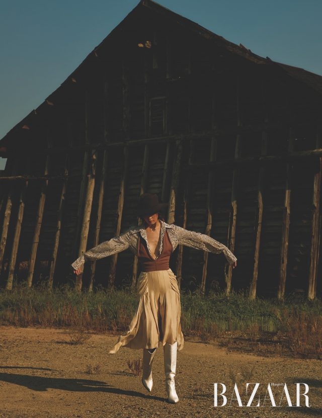 홀터넥 드레스, 웨이브 프린트 셔츠는 모두 가격 미정으로 Chloé, 모자는 60만원대로 Shinjeo, 귀고리는 17만원으로 Scho Jewelry, 부츠는 199만원으로 Fendi.