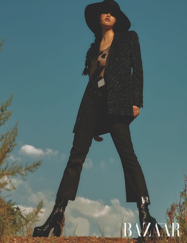 재킷, 레이스 톱, 팬츠, 모자, 벨트, 부츠 모두 가격 미정으로 Saint Laurent by Anthony Vaccarello.