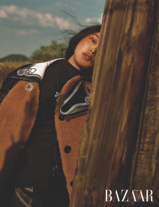 코트, 목걸이는 모두 가격 미정으로 Louis Vuitton, 이너로 입은 터틀넥 톱은 가격 미정으로 Nina Ricci, 바지는 가격 미정으로 Tod＇s.