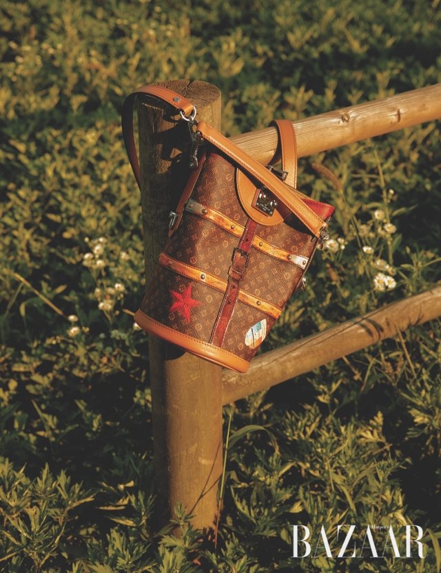 가방은 가격 미정으로 Louis Vuitton.