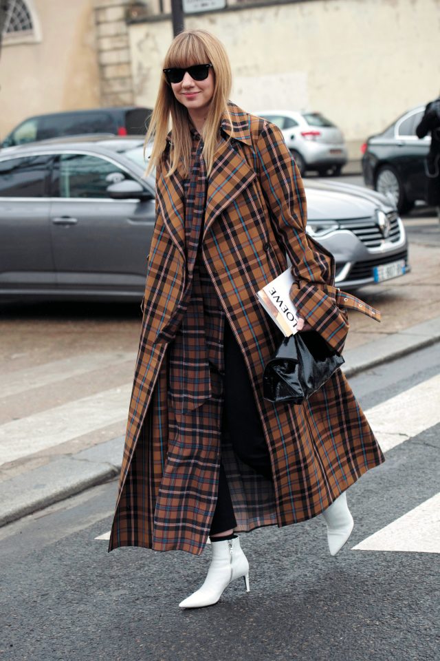 록의 트렌치코트 룩을 선택한 네타포르테의 리테일 패션 디렉터 리사 에이컨.