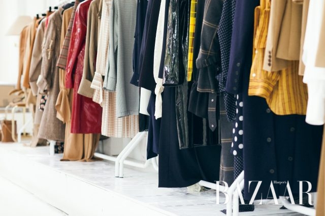 한쪽 벽면을 따라 정갈하게 걸려 있는 황록의 최근 컬렉션 피스들.