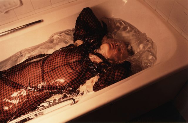 록의 여성상이 느껴지는 봄/여름 시즌의 컬렉션 이미지들.