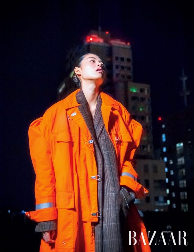 소방관복을 모티프로 한 오버사이즈 코트, 이너로 입은 코트는 모두 가격 미정으로 Calvin Klein 205W39NYC.