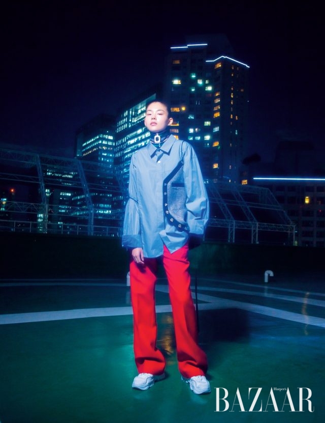 슬립 베스트는 가격 미정으로 Louis Vuitton, 셔츠는 가격 미정으로 Wooyoungmi, 팬츠는 가격 미정으로 Valentino, 스트라이프 넥워머는 25만원으로 J.W. Anderson by Mue, 스니커즈는 93만원으로 N°21.