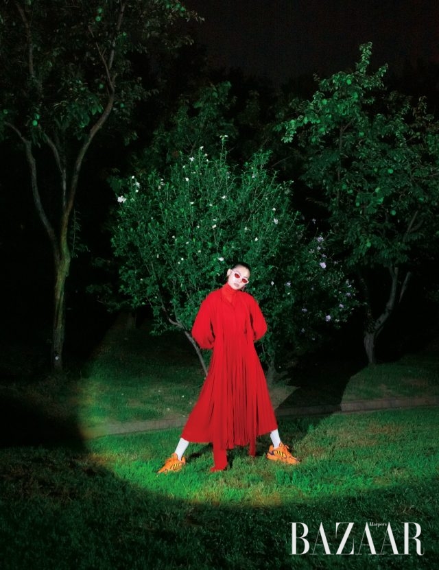 드레스는 가격 미정으로 Valentino, 터틀넥 톱은 5만9천원, 귀고리는 3만5천원으로 모두 H&M Studio, 선글라스는 24만6천원으로 Off-White, 양말은 6만5천원으로 Msgm by hanstyle.com, 스니커즈는 16만9천원으로 Adidas Originals.