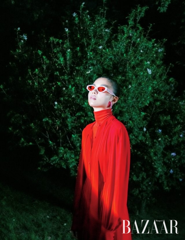 드레스는 가격 미정으로 Valentino, 터틀넥 톱은 5만9천원, 귀고리는 3만5천원으로 모두 H&M Studio, 선글라스는 24만6천원으로 Off-White.