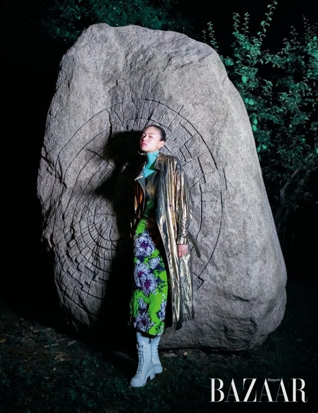 더블 코트는 가격 미정으로 Ports 1961, 터틀넥 톱은 가격 미정으로 Sandro, 스커트는 200만원대로 Miu Miu, 귀고리는 24만9천원으로 Joomi Lim by Eliden Studio, 양말은 6만5천원으로 Msgm by hanstyle.com, 워커부츠는 69만원으로 Marc Jacobs.