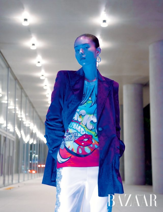 재킷은 가격 미정으로 Nina Ricci, 카툰 프린트 티셔츠는 39만원으로 Moschino, 자수 장식 스웨트팬츠는 137만원으로 Giambattista Valli, 싱글 귀고리는 24만9천원으로 Joomi Lim by Eliden Studio.