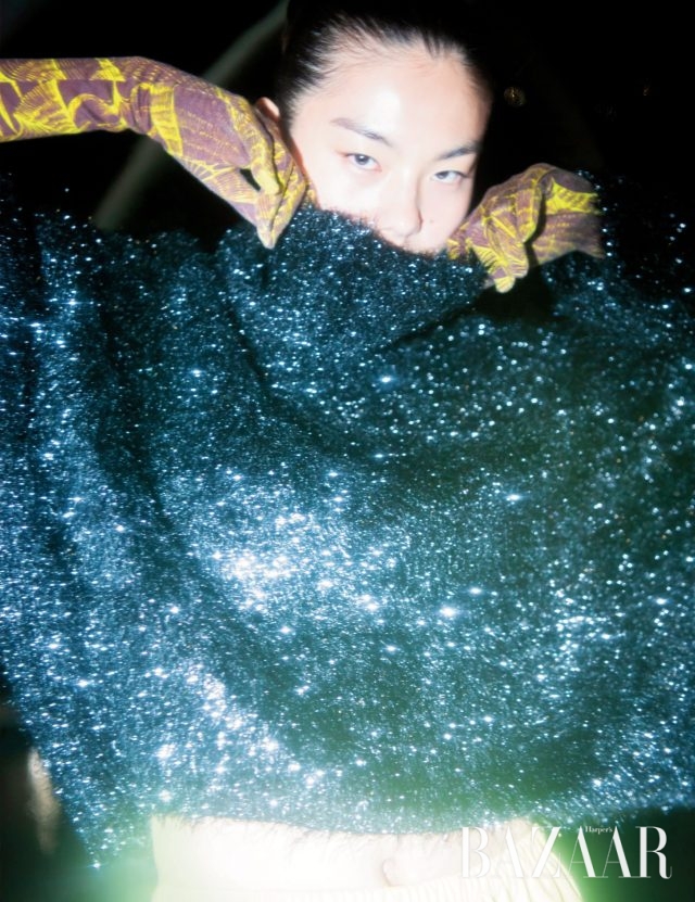 니트 톱은 47만원으로 Ports 1961 by Mue, 스커트는 97만원으로 Calvin Klein 205W39NYC, 패턴 장갑은 가격 미정으로 Dries Van Noten.