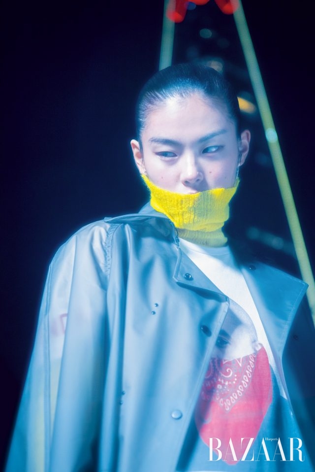 PVC 코트는 가격 미정으로 Eudon Choi, 티셔츠는 12만원으로 BNDN, 터틀넥 톱은 17만5천원으로 Cos, 귀고리는 에디터 소장품.