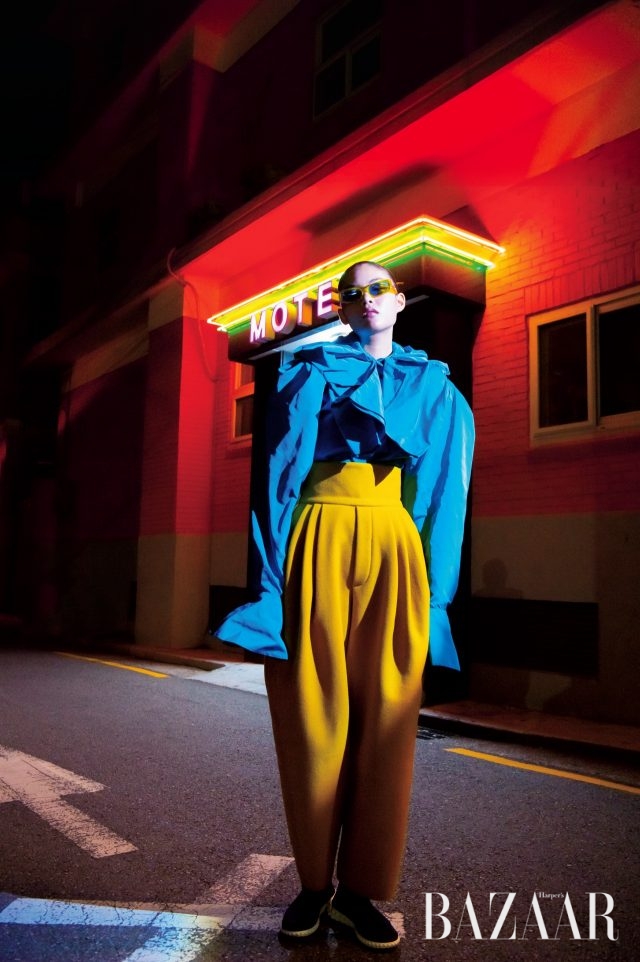 파워 숄더 셔츠는 180만원, 팬츠는 90만원으로 모두 Marc Jacobs, 선글라스는 31만원으로 Gentle Monster, 스니커즈는 가격 미정으로 Valentino Garavani.