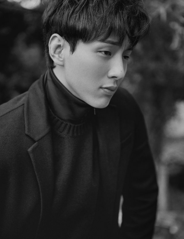코트, 트랙 톱은 라운드 니트는 모두 Valentino.