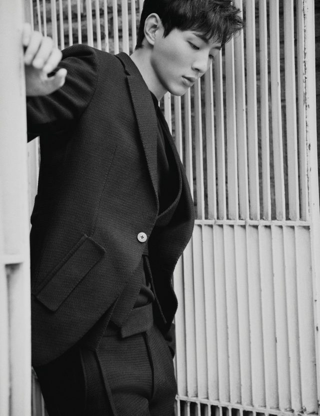 재킷, 베스트, 니트, 팬츠는 모두 Ermenegildo Zegna Couture.