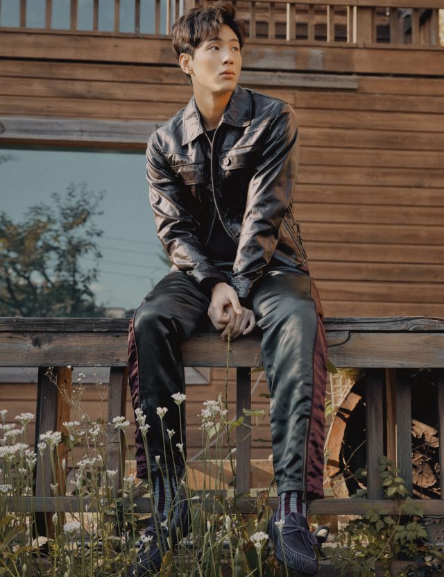 죽 재킷, 니트, 팬츠, 양말, 로퍼는 모두 Bottega Veneta.