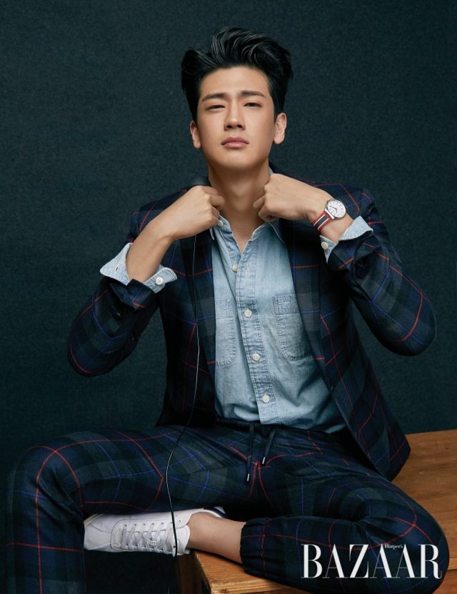 ’스킨플래그’ 시계는 19만3천원 Swatch, 수트는 Etro, 셔츠, 스니커즈는 모두 Polo Ralph Lauren.