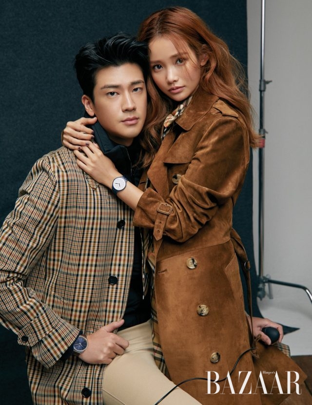 구자성이 착용한 ‘스킨아우토노’ 시계는 19만3천원, 하연수가 착용한 ‘스킨월’ 시계는 14만1천원 모두 Swatch, 두 사람이 입은 의상은 모두 Burberry.