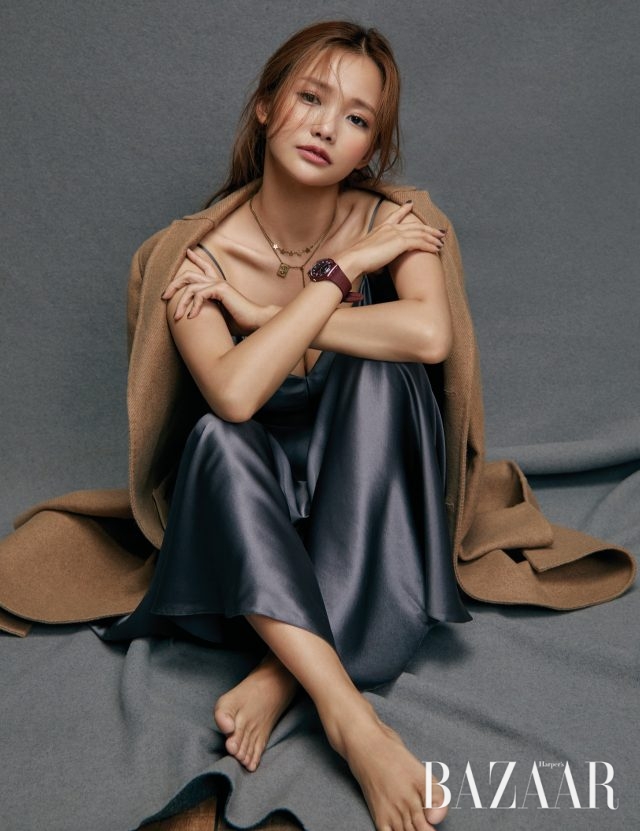 ‘레드바야’ 시계는 8만4천원 Swatch, 코트, 드레스, 목걸이는 모두 Dior.