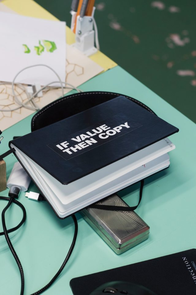 슈퍼플렉스의 철학, ‘나는 카피한다, 고로 존재한다’의 증거인 ‘IF VALUE THEN COPY’ 스티커.