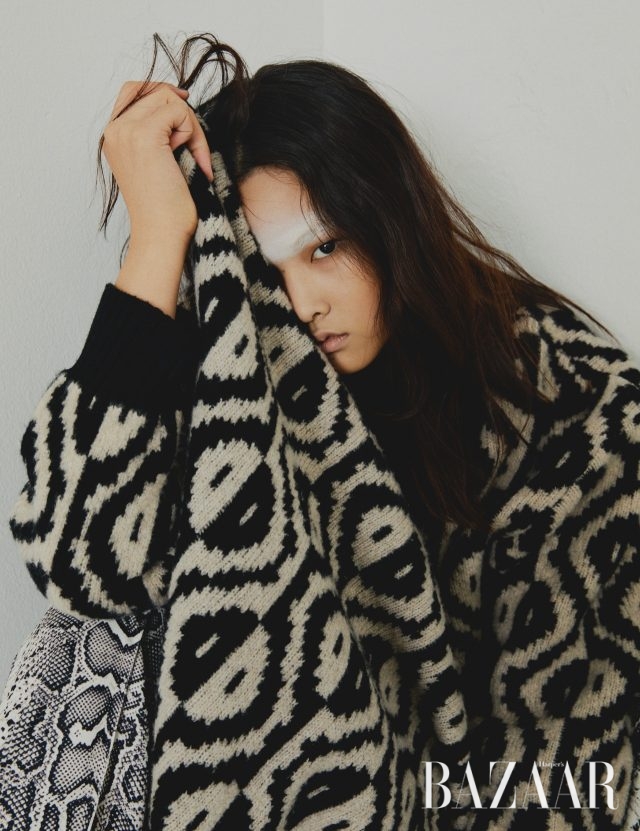 니트 톱과 머플러는 가격 미정 모두 Dries Van Noten, 팬츠는 3만5천원 Bershka.