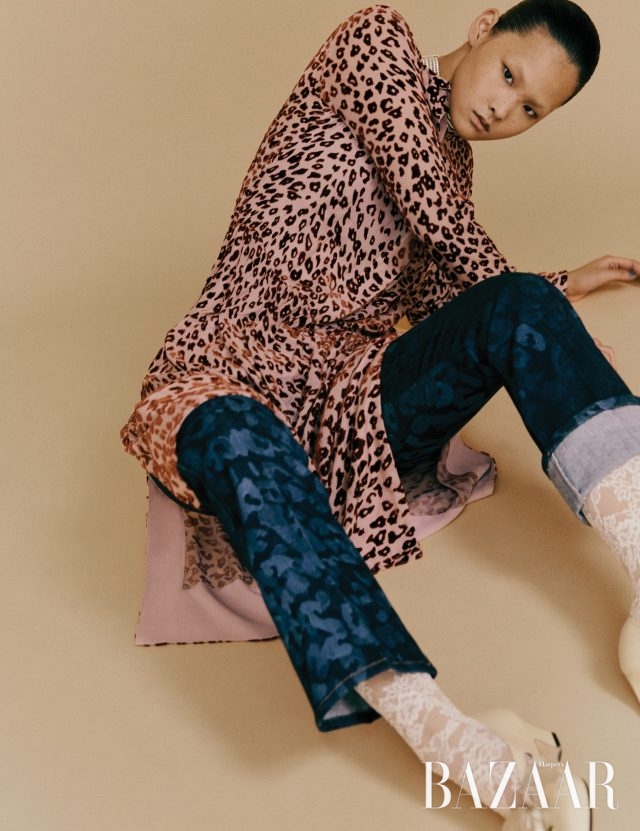 드레스는 99만5천원 Rag & Bone by Beaker, 팬츠는 98만원 Sonia Rykiel, 타이츠는 가격 미정, 슈즈는 115만원 모두 Gucci, 초커는 가격 미정 Nina Ricci.