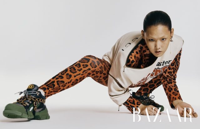 재킷과 팬츠는 가격 미정 모두 Tom Ford, 스웨트셔츠는 215만원, 타이츠는 가격 미정, 스니커즈는 189만원 모두 Gucci, 귀고리는 가격 미정 Louis Vuitton.