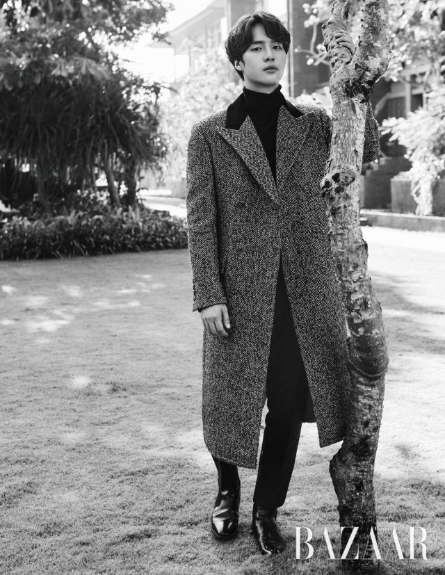 헤링본 코트, 터틀넥, 팬츠는 모두 Kimseoryong, 슈즈는 스타일리스트 소장품.