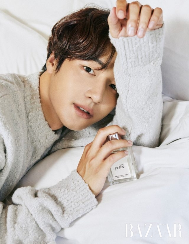 청초한 라벤더 향이 인상적인 ‘퓨어 그레이스’ 60ml 6만9천원 Philosophy, 울 스웨터는 Cos.