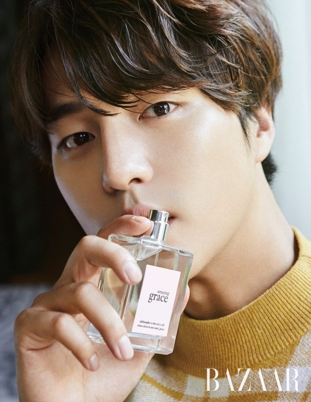 머스크와 은방울꽃 향이 어우러진 ‘어메이징 그레이스’ 60ml 6만9천원 Philosophy, 옐로우 체크 니트 Fendi.