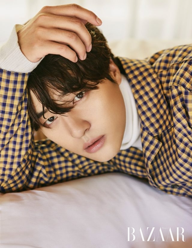 체크 셔츠는 Wooyoungmi, 터틀넥은 스타일리스트 소장품.