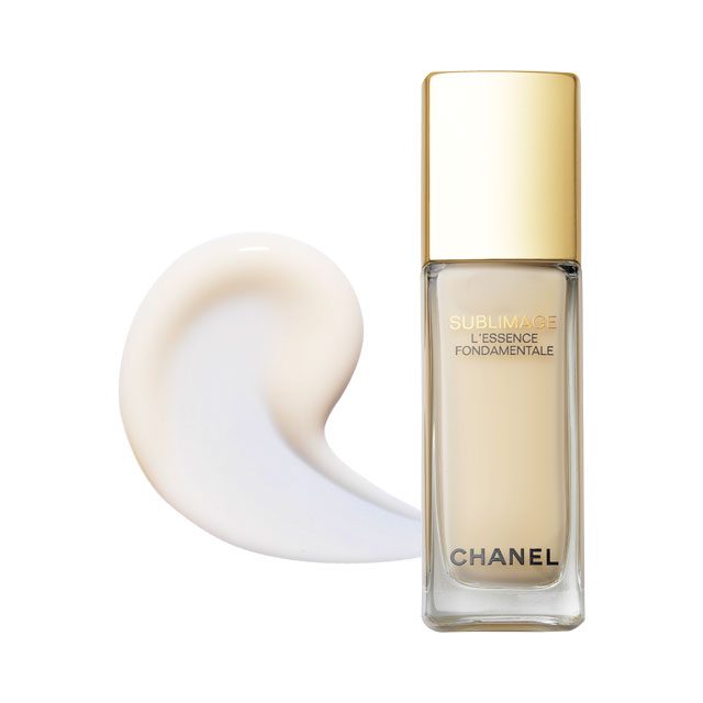 Chanel 수블리마지 레쌍스 퐁다멘딸 강력한 스킨케어 효과로 하나만 써도 충분하다. 61만3천원.