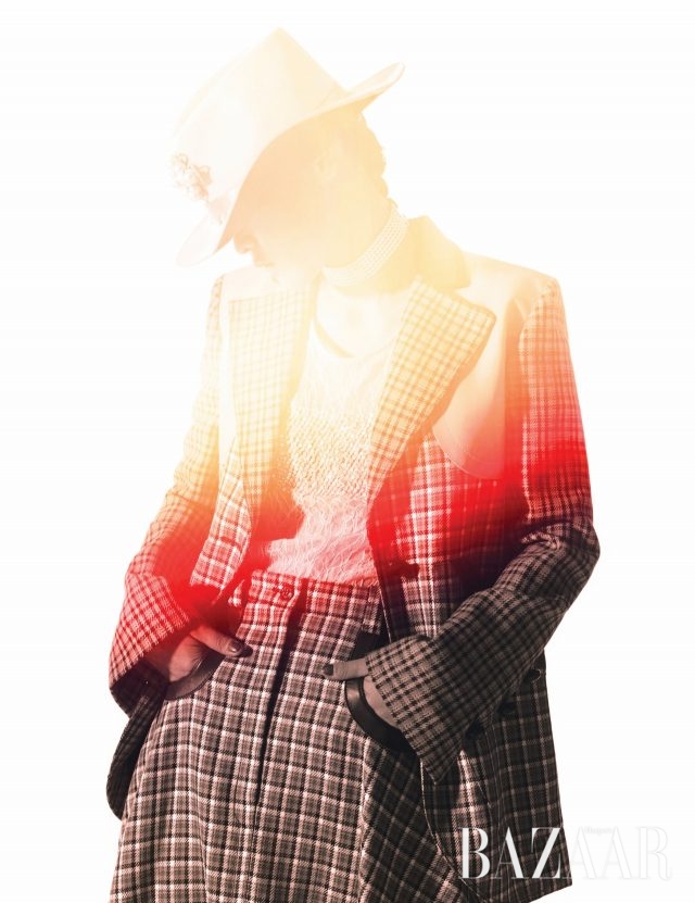 재킷, 슬리브리스 톱, 스커트, 초커는 모두 Nina Ricci, 모자는 Eugenia Kim by Net-A-Porter, 브로치는 Chanel.