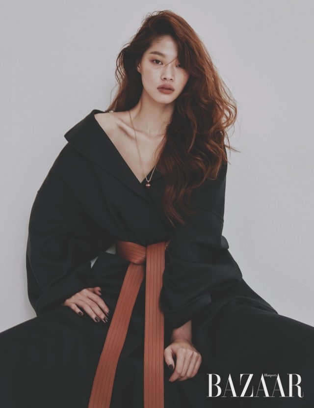 캐시미어 코트와 가죽 벨트는 모두 Loewe, 펜던트 목걸이는 Piaget.