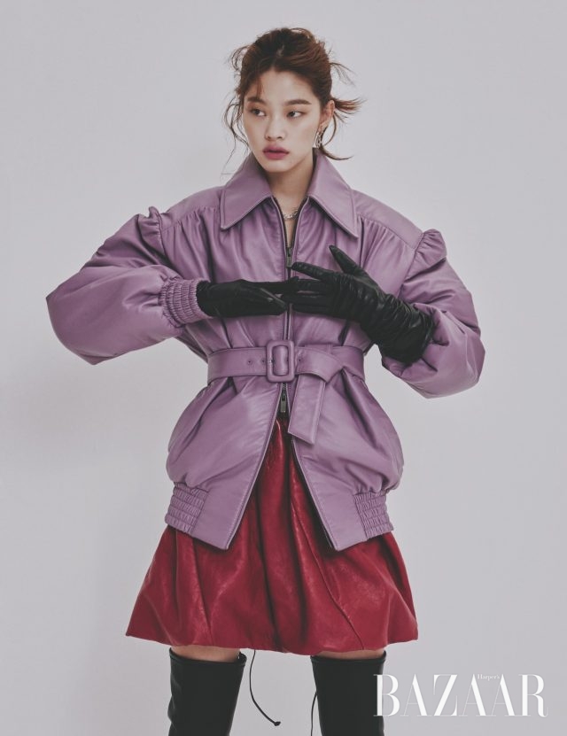 레더 패딩 코트와 스커트는 모두 Miu Miu, 귀고리는 Tasaki, 초커는 Fred, 사이하이 부츠는 Stuart Weitzman, 장갑은 스타일리스트 소장품.