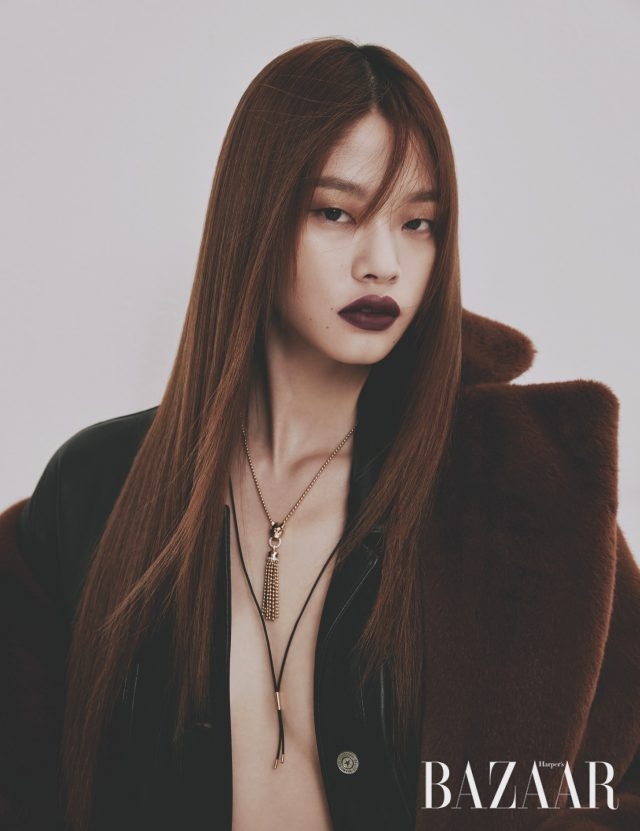 레더 재킷은 Golden Goose Deluxe Brand, 에코 퍼 코트는 Eenk, 프린지 스타일의 골드 목걸이와 실크 코드는 모두 Cartier.